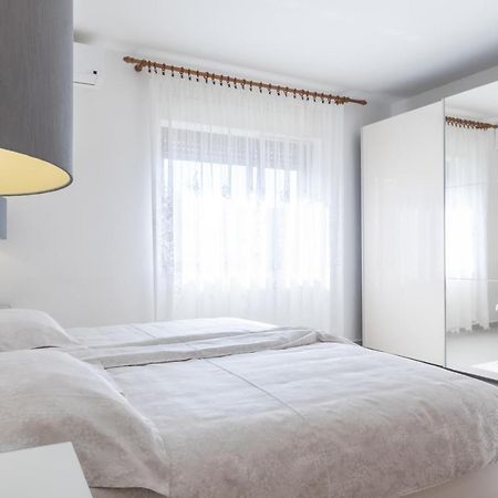 Apartments Zdenka ロヴィンスコ・セロ エクステリア 写真