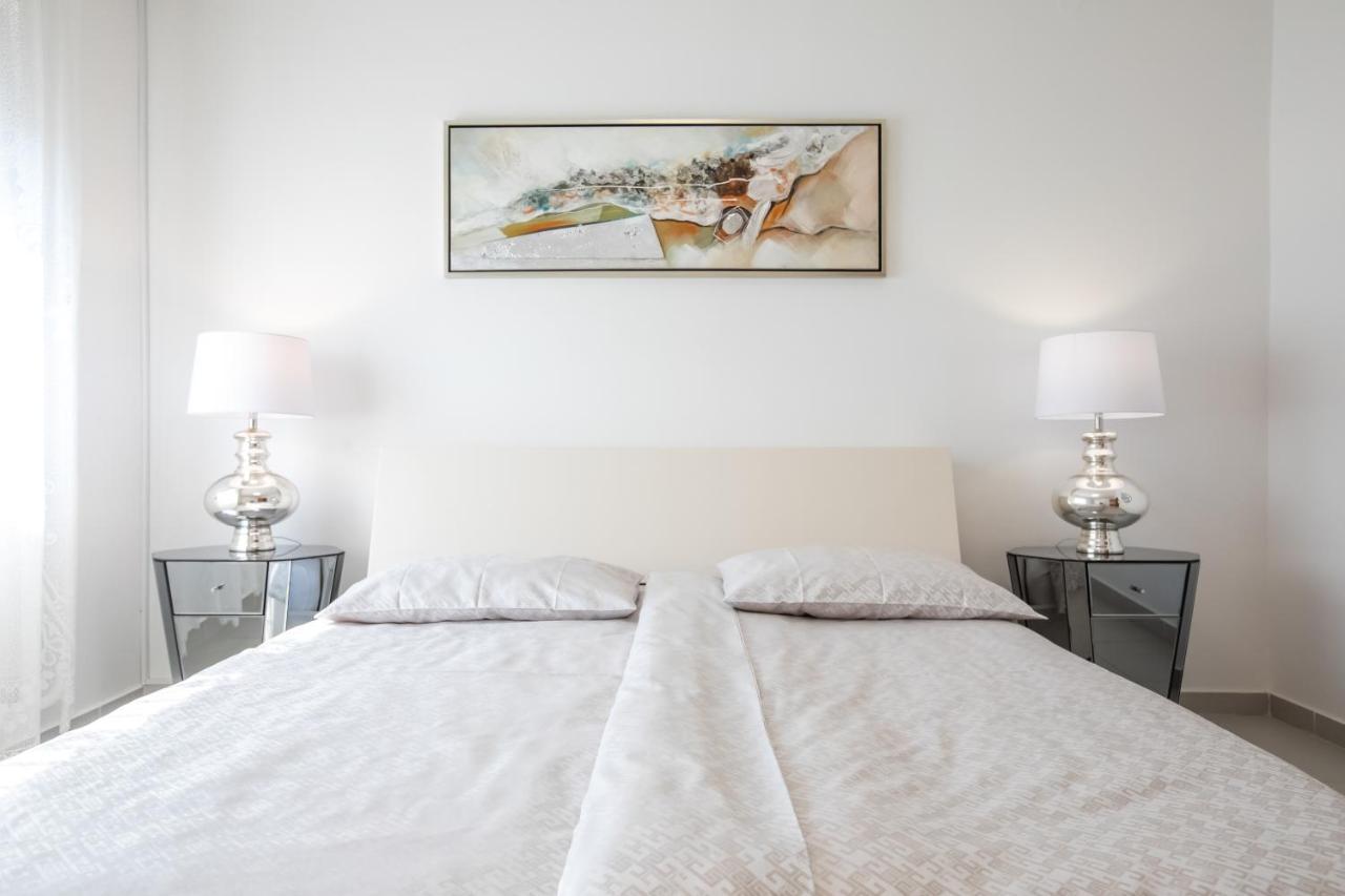 Apartments Zdenka ロヴィンスコ・セロ エクステリア 写真