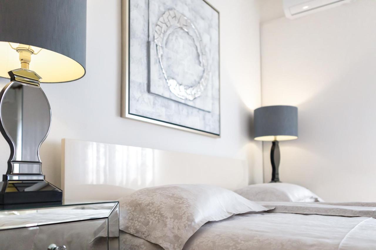Apartments Zdenka ロヴィンスコ・セロ エクステリア 写真