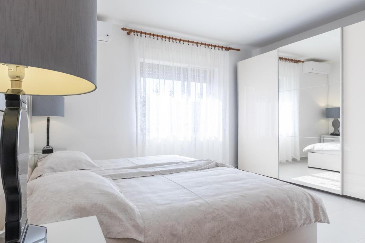 Apartments Zdenka ロヴィンスコ・セロ エクステリア 写真